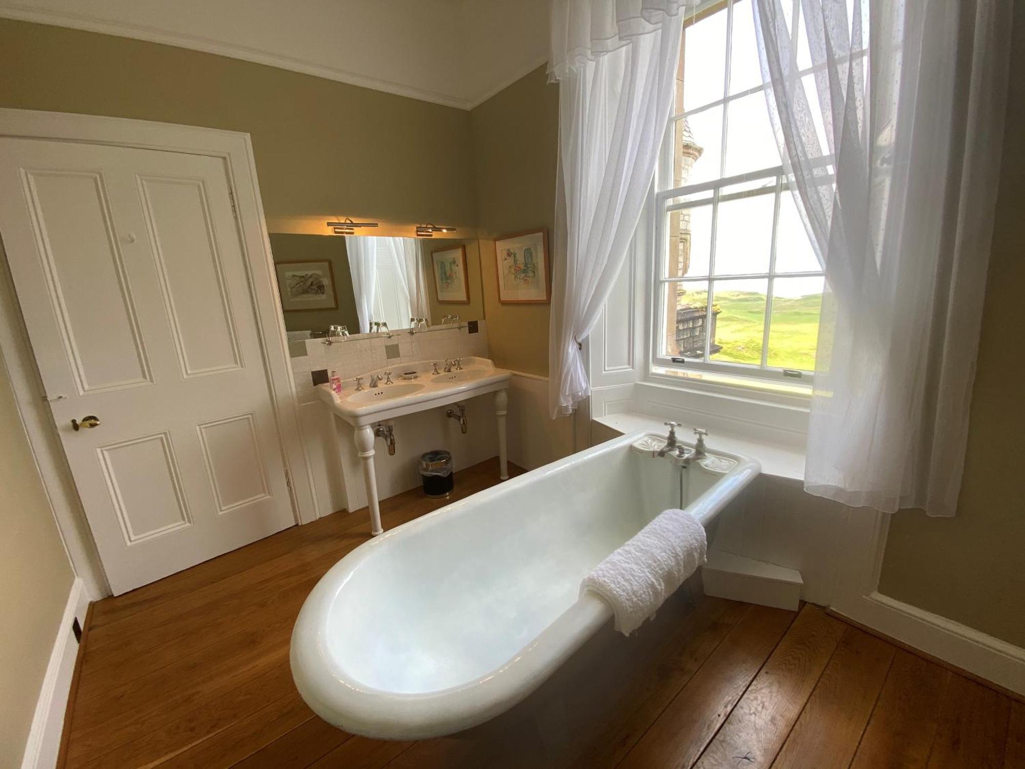 トバモーリ Glengorm Castle Bed & Breakfast エクステリア 写真